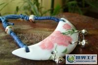 景德鎮陶瓷飾品 古典月牙粉彩大花項鏈的工藝與市場供應